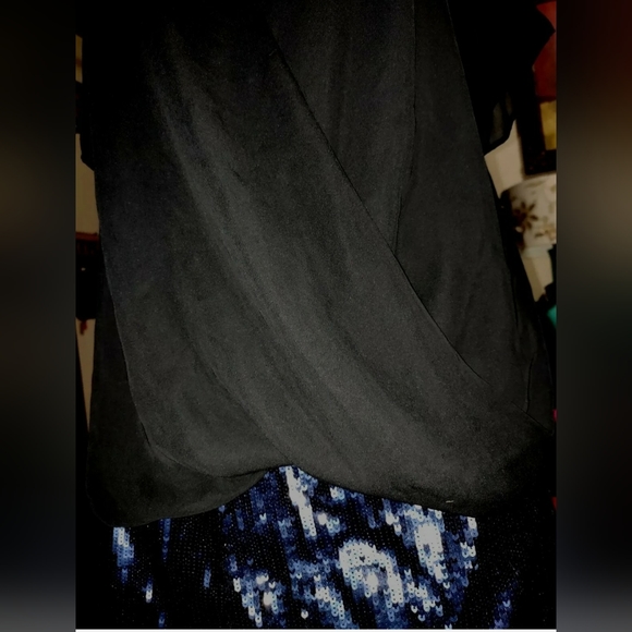 Michael Kors Black Cut Out V Neck w/Gold Bar Top rich black short sleeve size M - Picture 6 of 9